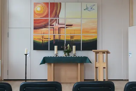 Gottesdienstraum - Das Altarbild wurde von Gefangenen entworfen und gemalt.